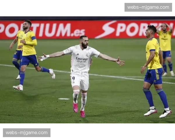 加的斯后卫专访：谈如何防守维尼修斯——“必须把他向内线驱赶”