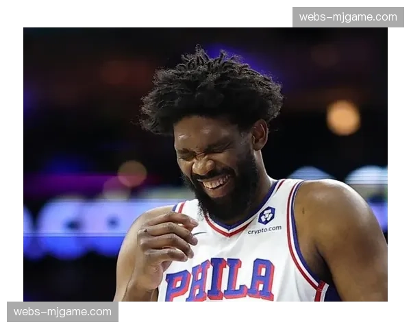 现场镜头：恩比德命中压哨三分后，向客场观众做出“噤声”手势